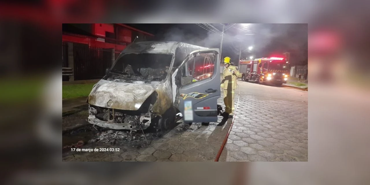 Van com 14 pessoas de Rio Azul é alvo de incêndio em Guaratuba