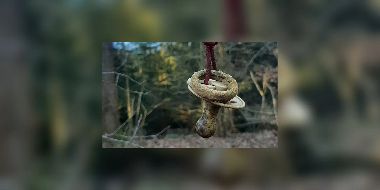 Bebê de 1 ano morre enforcado com corda de chupeta enquanto mãe trabalhava