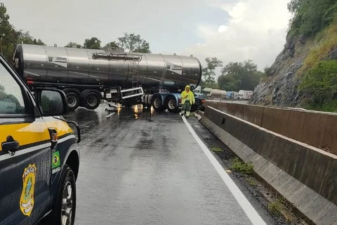 BR-376 em Tibagi sofre bloqueio após caminhão fazer “L” na pista