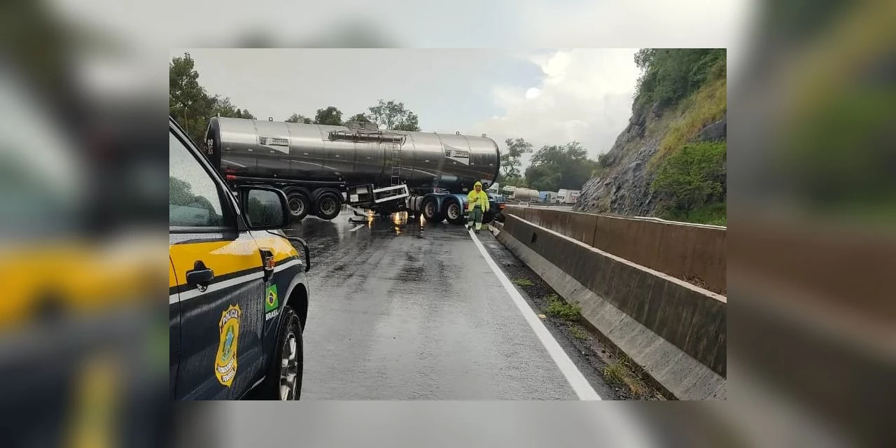 BR-376 em Tibagi sofre bloqueio após caminhão fazer “L” na pista