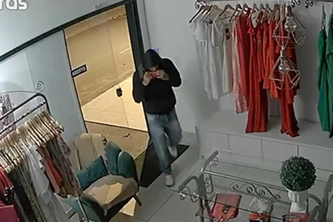 Polícia prende homem flagrado por câmeras de segurança furtando loja em Castro