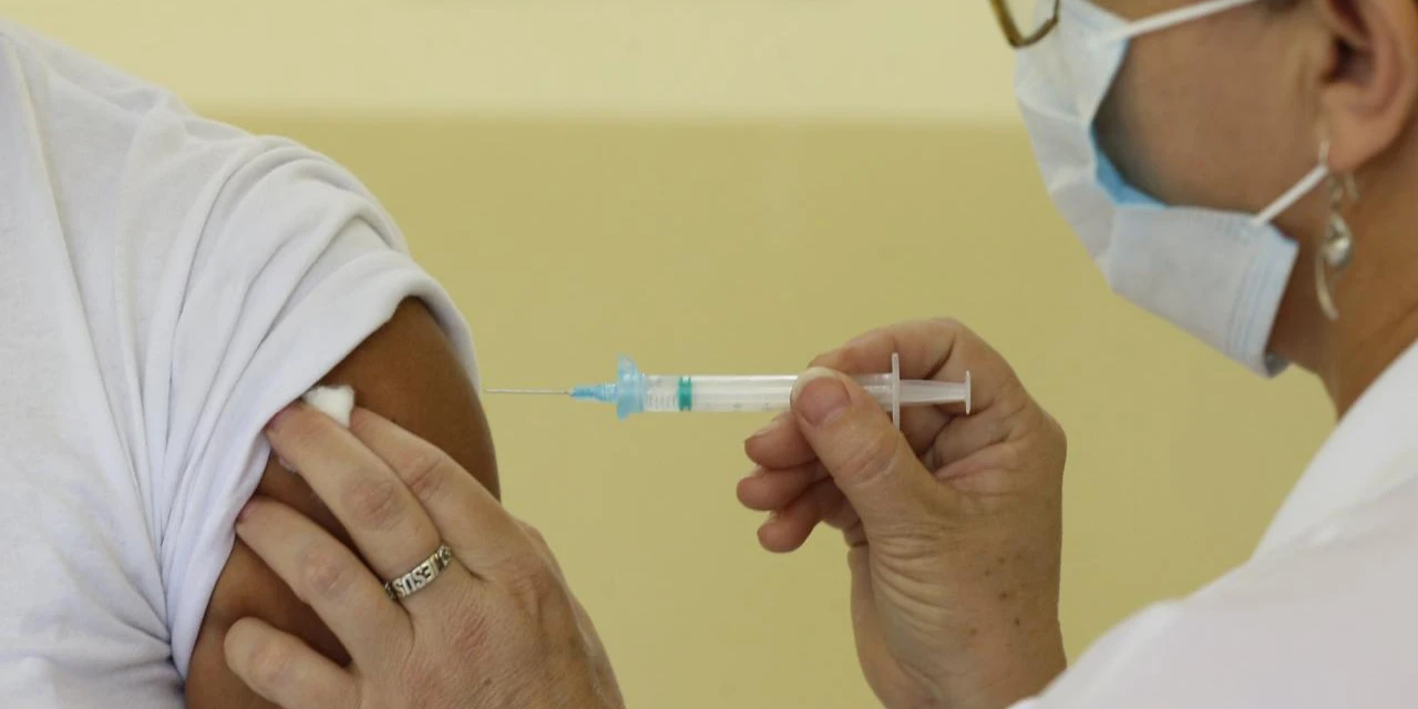 Campanha de vacinação contra a gripe começa nesta segunda para 4,5 milhões de pessoas