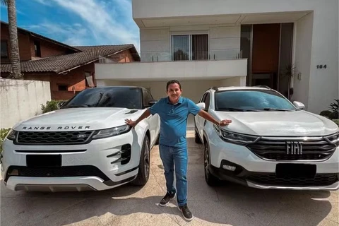 Após mansão, Manoel Gomes, do hit 'Caneta azul', compra segundo carro: 'Está pago, são meus'