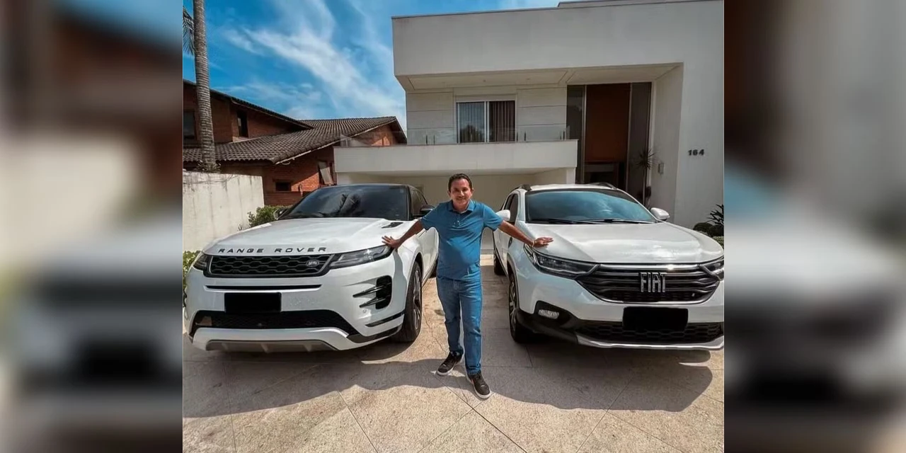 Após mansão, Manoel Gomes, do hit 'Caneta azul', compra segundo carro: 'Está pago, são meus'