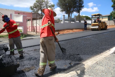 Novas ruas recebem asfalto na Vila Romana, no Periquitos