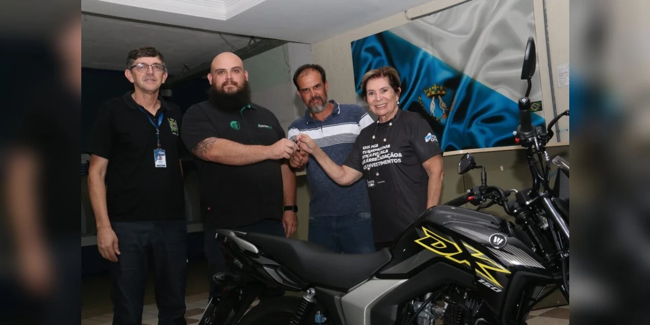 Prefeitura entrega moto 0 km da campanha IPTU Premiado