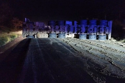 Caminhão tomba, espalha carga e bloqueia rodovia em PG