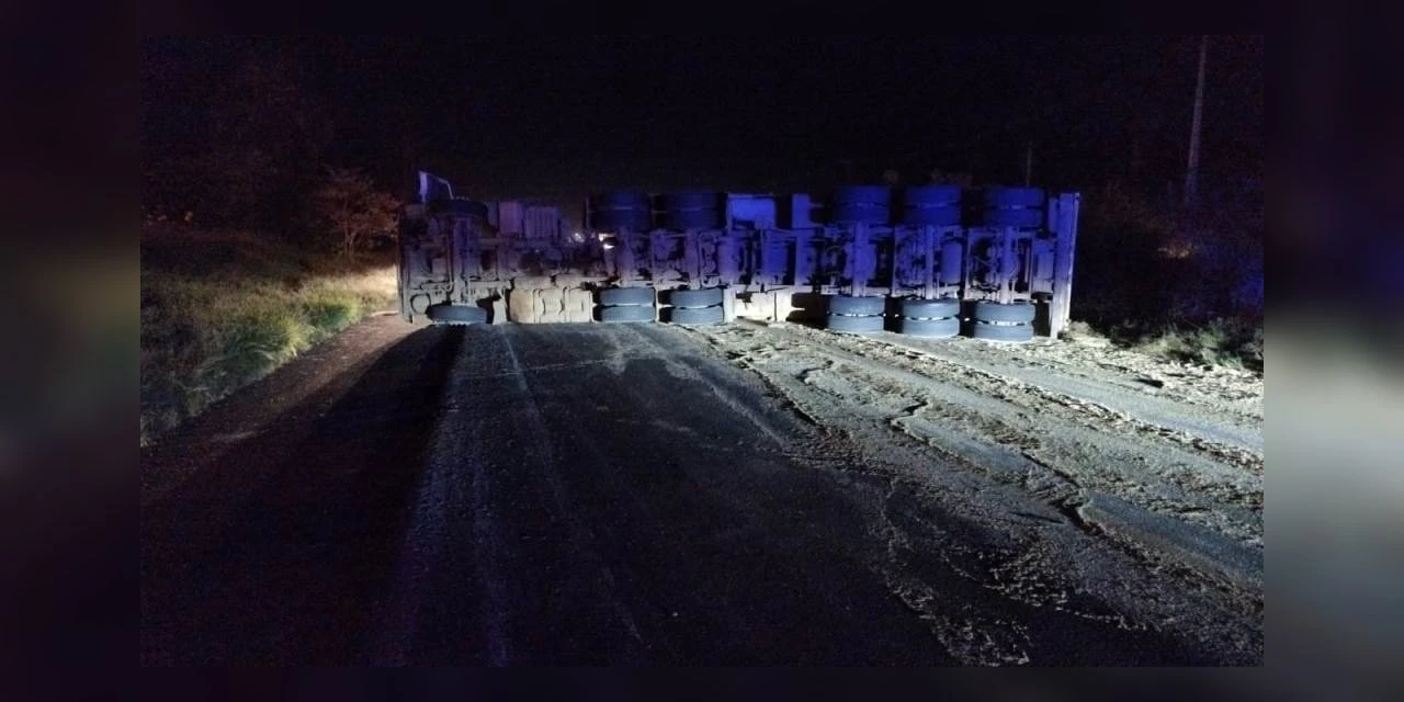 Caminhão tomba, espalha carga e bloqueia rodovia em PG