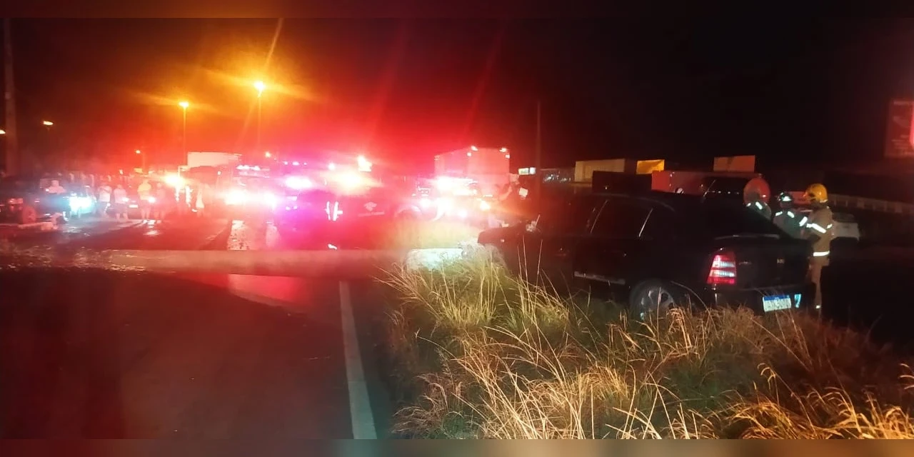 Homem fica gravemente ferido após colisão de veiculo em poste na Souza Naves