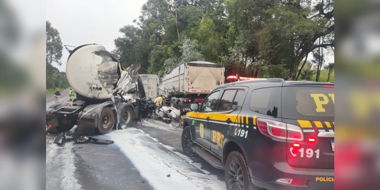 Colisão frontal entre carretas na BR-277 deixa um morto e uma pessoa gravemente ferida