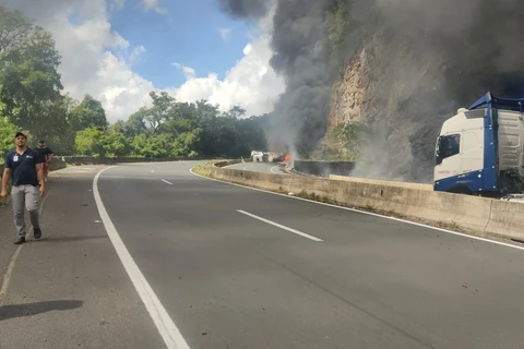 Caminhão de combustível tomba, pega fogo e bloqueia BR-376, em Tibagi