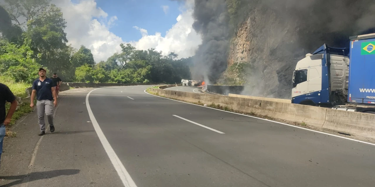 Caminhão de combustível tomba, pega fogo e bloqueia BR-376, em Tibagi