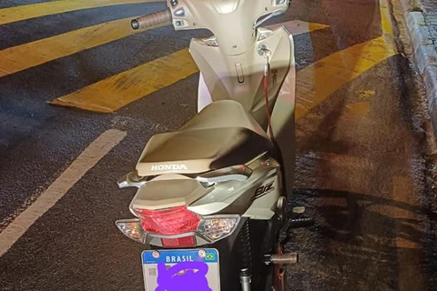 Homem embriagado é preso após ser flagrado pilotando motocicleta sem capacete