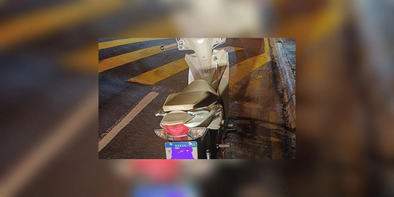 Homem embriagado é preso após ser flagrado pilotando motocicleta sem capacete