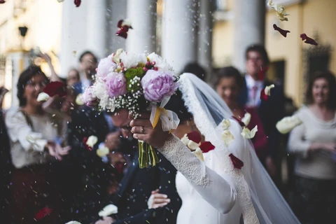 Fotógrafo exclui todas as fotos do casamento depois de não ter permissão para comer e beber