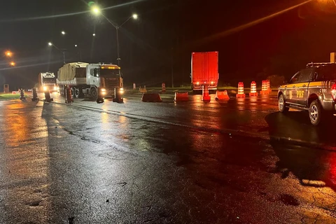 Deslizamento: como medida de segurança PRF interdita BR-277 na serra da esperança em Guarapuava