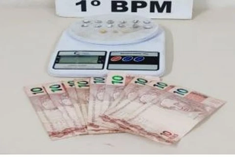 PM encontra drogas e detém morador suspeito de tráfico no centro de PG