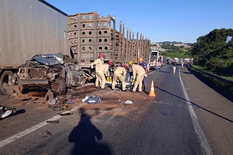 Engavetamento na BR-376 em PG deixa motoristas presos as ferragens