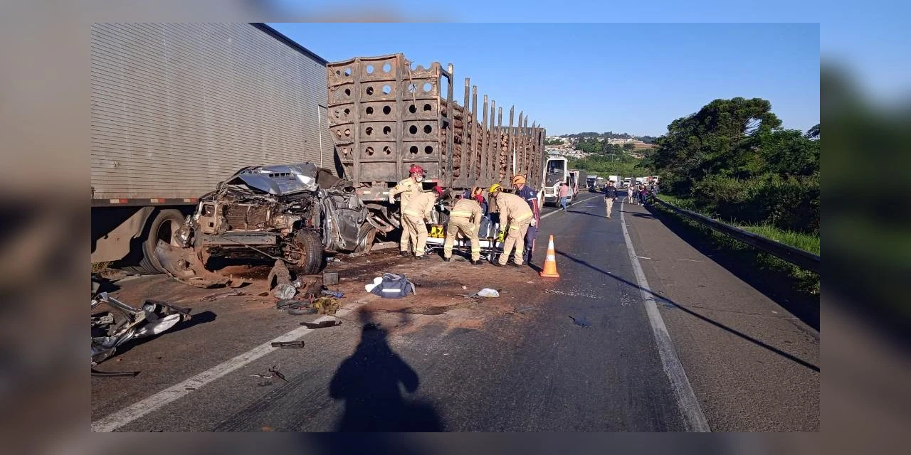 Engavetamento na BR-376 em PG deixa motoristas presos as ferragens