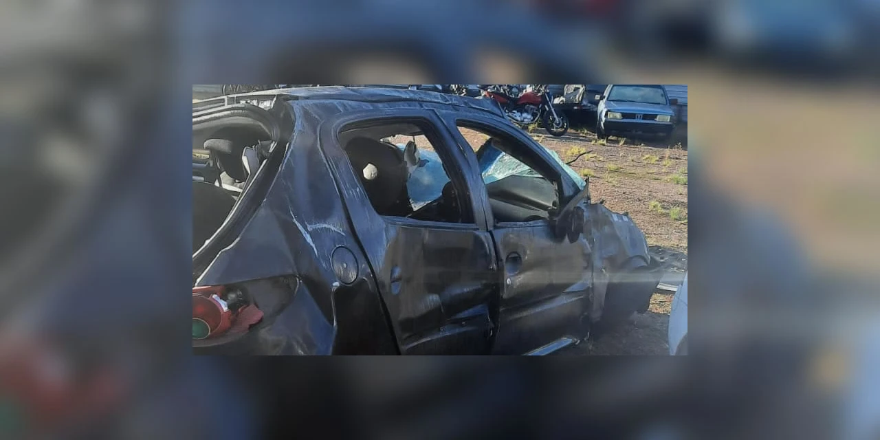 Colisão traseira deixa duas pessoas gravemente feridas na PR-151, em Carambeí