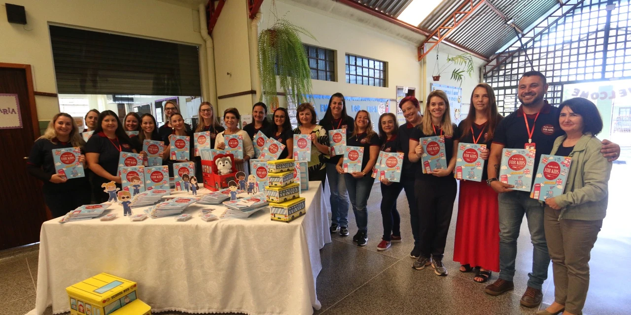 Programa de Inglês da Prefeitura de PG avança e apresenta novo material didático