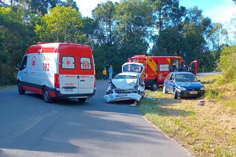 Colisão frontal entre automóvel e caminhão deixa 4 pessoas feridas na Estrada de Itaiacoca