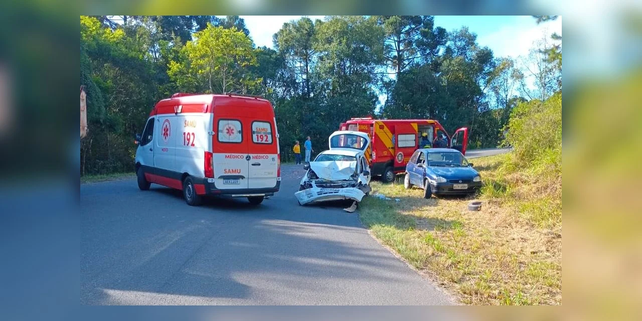 Colisão frontal entre automóvel e caminhão deixa 4 pessoas feridas na Estrada de Itaiacoca