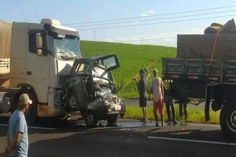 Motorista morre após ter carro esmagado por caminhões na BR-376