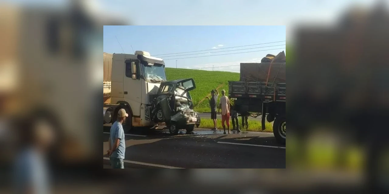 Motorista morre após ter carro esmagado por caminhões na BR-376