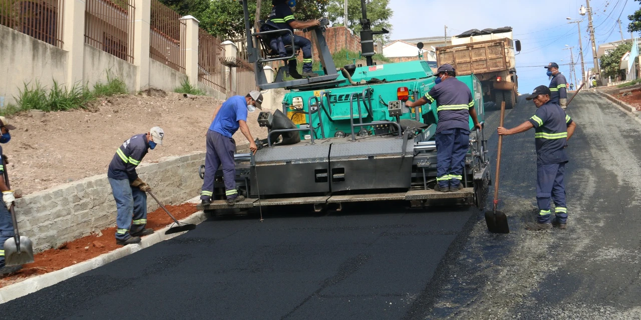 Vila Coronel Cláudio recebe asfalto em novos trechos