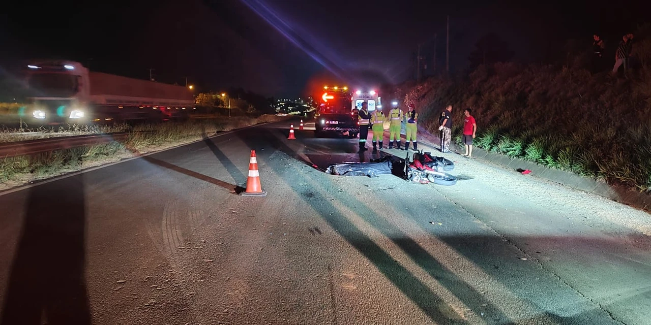 Motociclista morre ao colidir na traseira de caminhão na PR-151, em Jaguariaíva