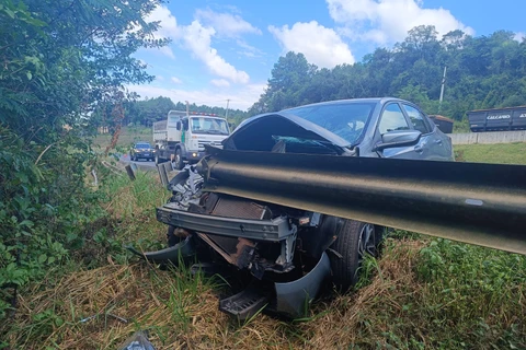 Passageira morre após veículo colidir contra guard rail na BR-376, em Imbaú