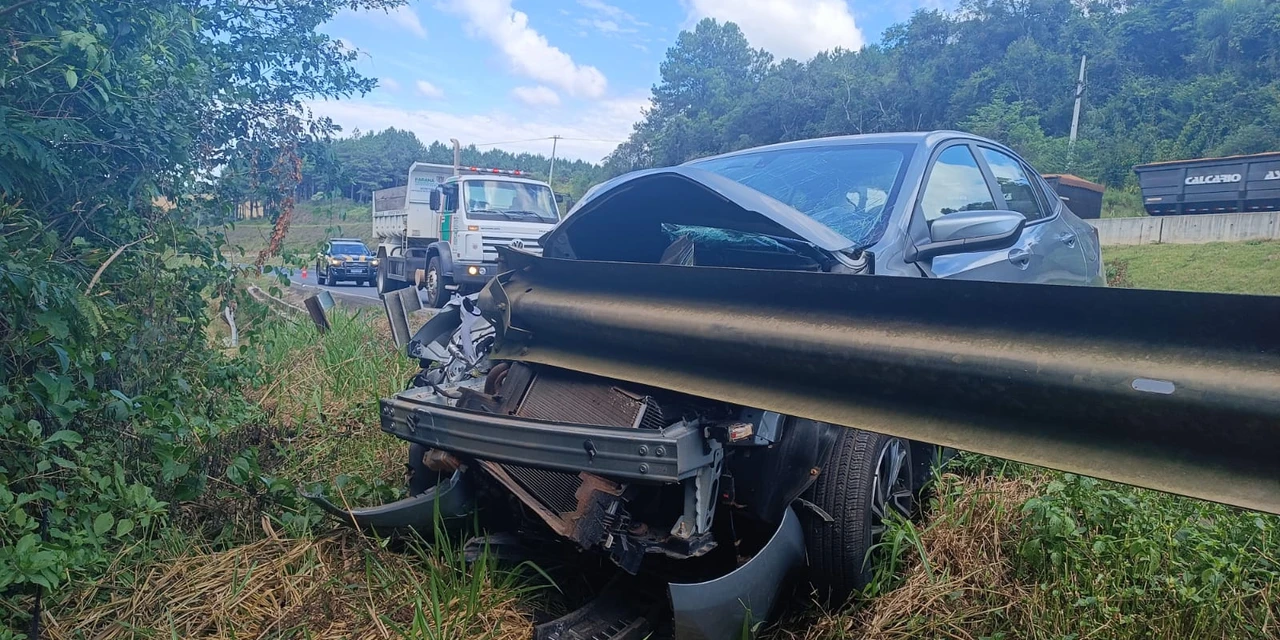Passageira morre após veículo colidir contra guard rail na BR-376, em Imbaú