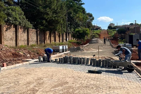 Prefeitura avança com obras de pavimentação no Jardim Itália e Vila Belém