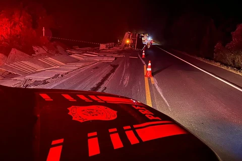 Caminhão com carga de madeira tomba e atinge motociclista que vai a óbito, em Prudentópolis