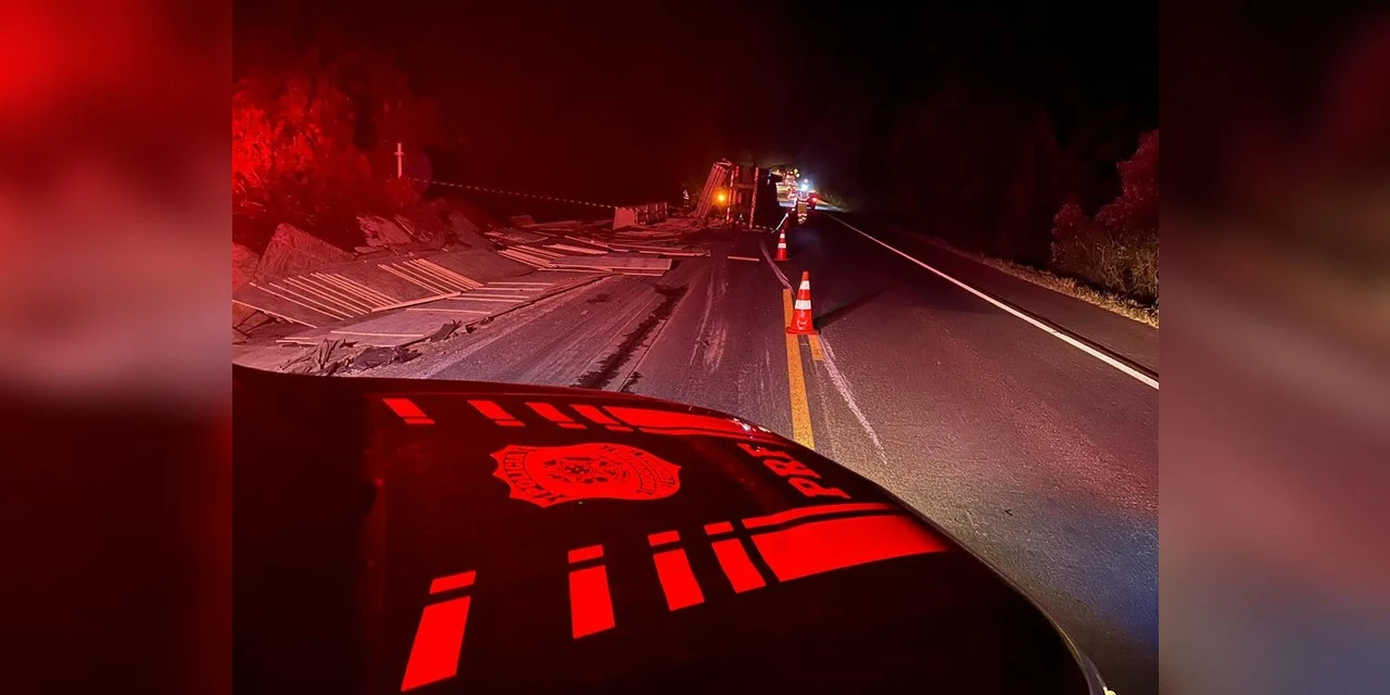 Caminhão com carga de madeira tomba e atinge motociclista que vai a óbito, em Prudentópolis