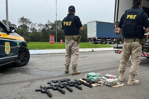 PRF apreende fuzis e cocaína na região metropolitana de Curitiba (PR)
