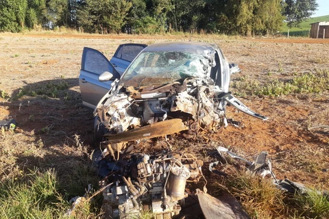 Mulher morre após automóvel bater em caminhão na BR-153, em Tibagi