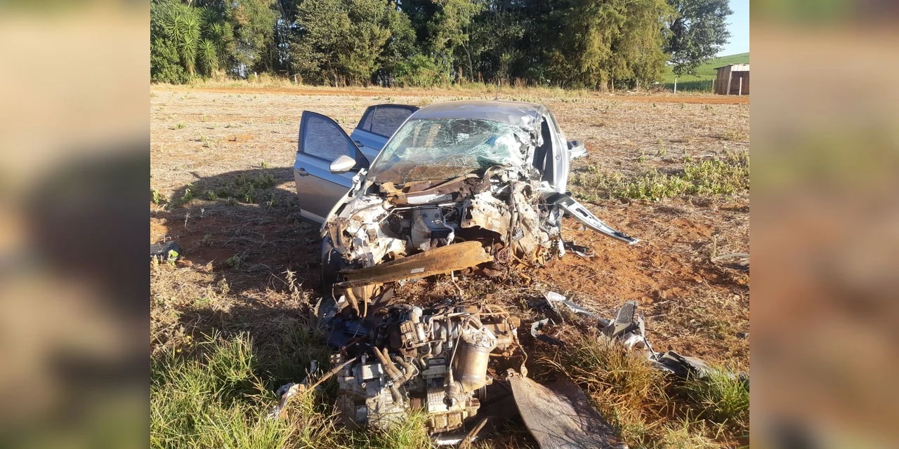 Mulher morre após automóvel bater em caminhão na BR-153, em Tibagi