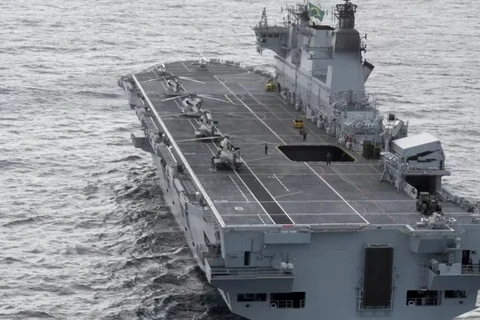 Maior navio de guerra da América Latina chega ao RS para ajuda humanitária