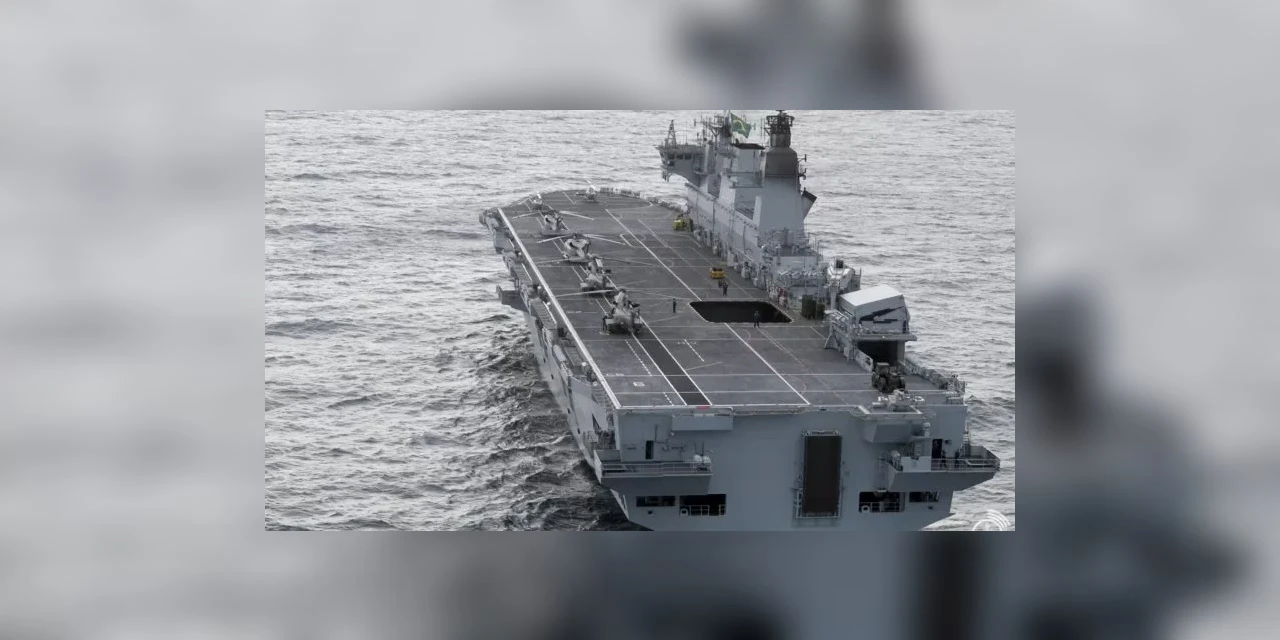 Maior navio de guerra da América Latina chega ao RS para ajuda humanitária