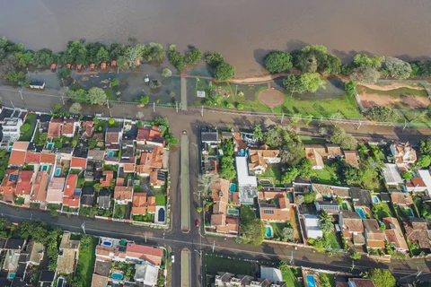 Nível do Guaíba, em Porto Alegre, ultrapassou 5 metros no início da tarde desta segunda-feira (13)