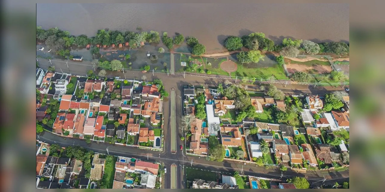 Nível do Guaíba, em Porto Alegre, ultrapassou 5 metros no início da tarde desta segunda-feira (13)