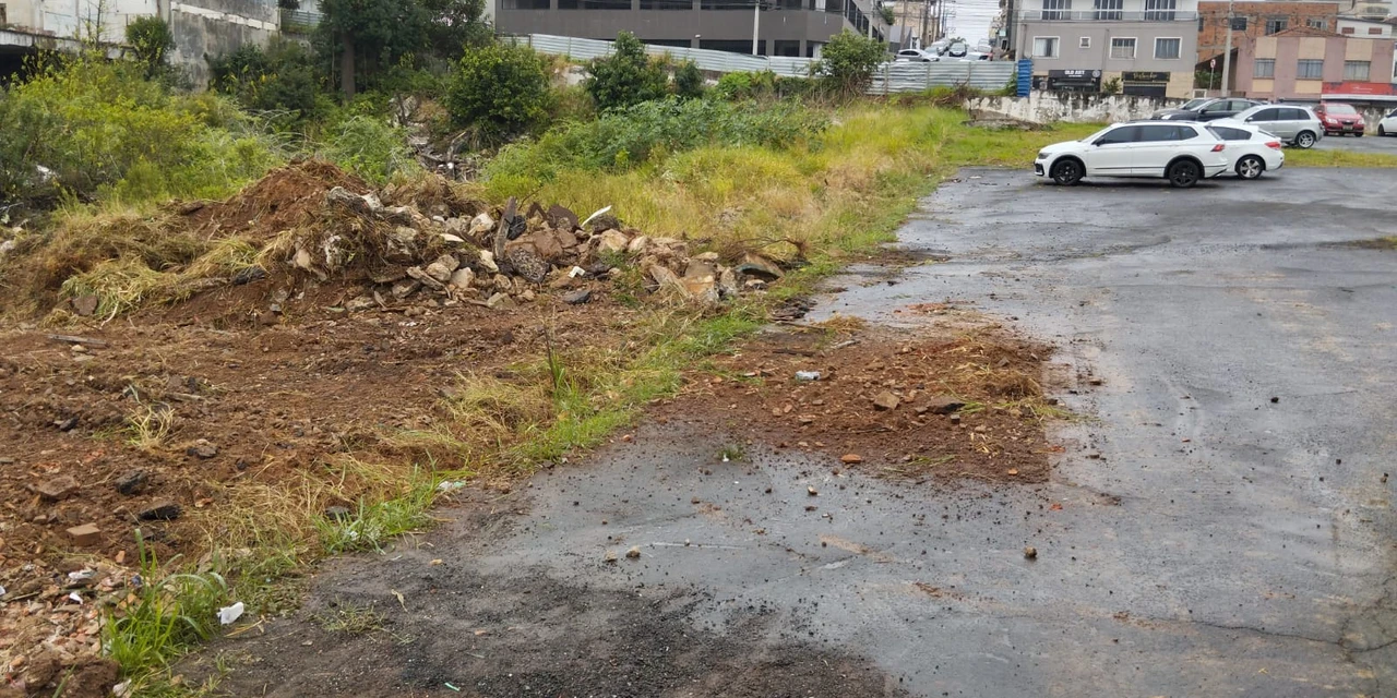 Prefeitura inicia retirada de entulhos do antigo Mercado Municipal