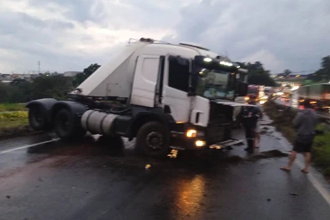 Colisão entre dois caminhões na BR-376, em PG deixa motorista ferido