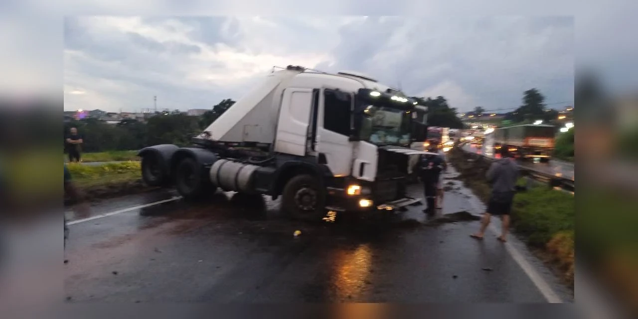Colisão entre dois caminhões na BR-376, em PG deixa motorista ferido