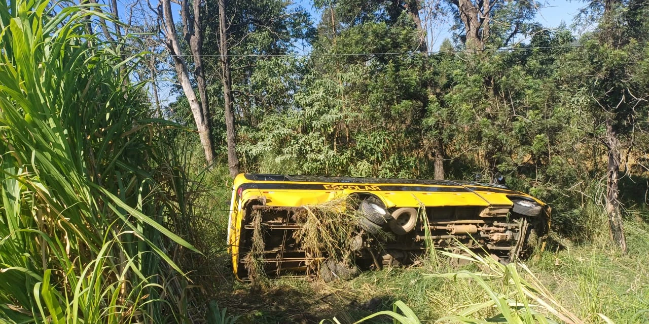 Acidente envolvendo transporte escolar deixa alunos e professora feridos em Ortigueira