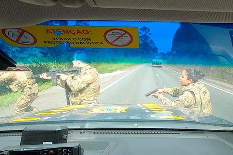 Video - após perseguição, PRF apreende mais de 400 quilos de maconha na região