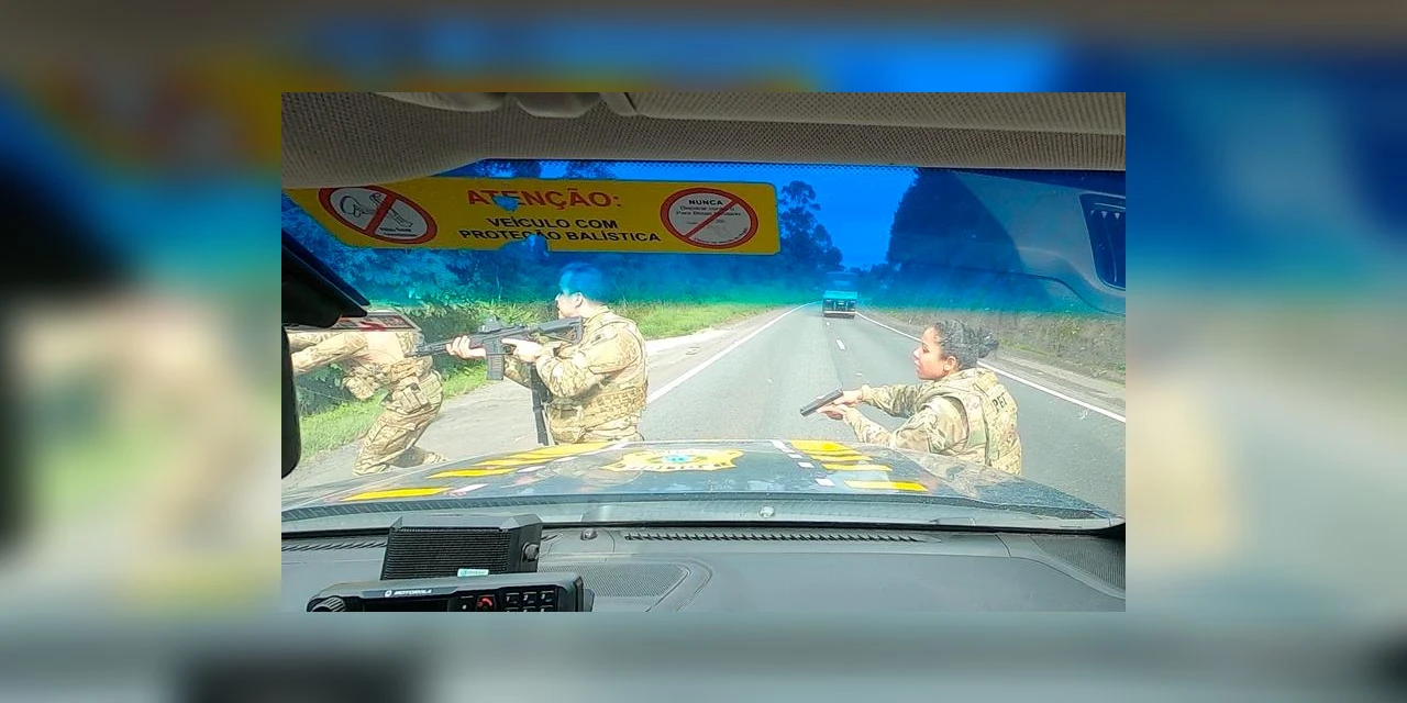 Video - após perseguição, PRF apreende mais de 400 quilos de maconha na região