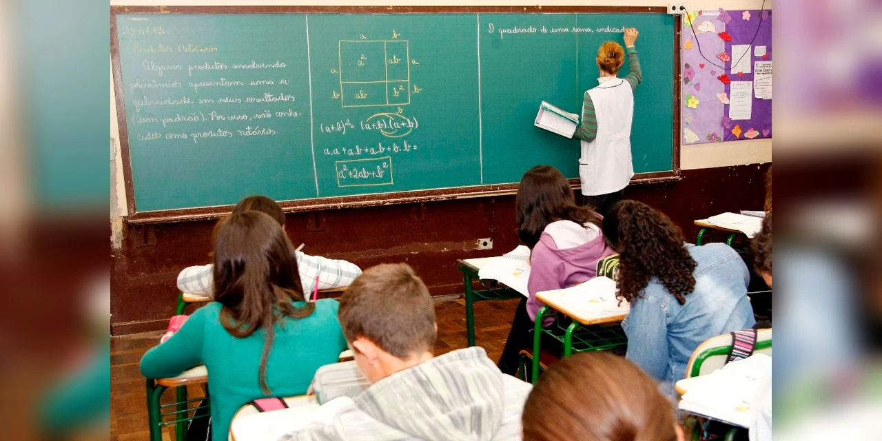 Professores do estado aprovam greve e governo prevê desconto salarial